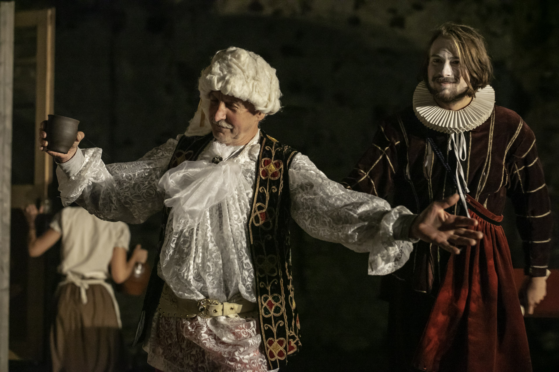 Aktorzy ubrani w barokowe stroje