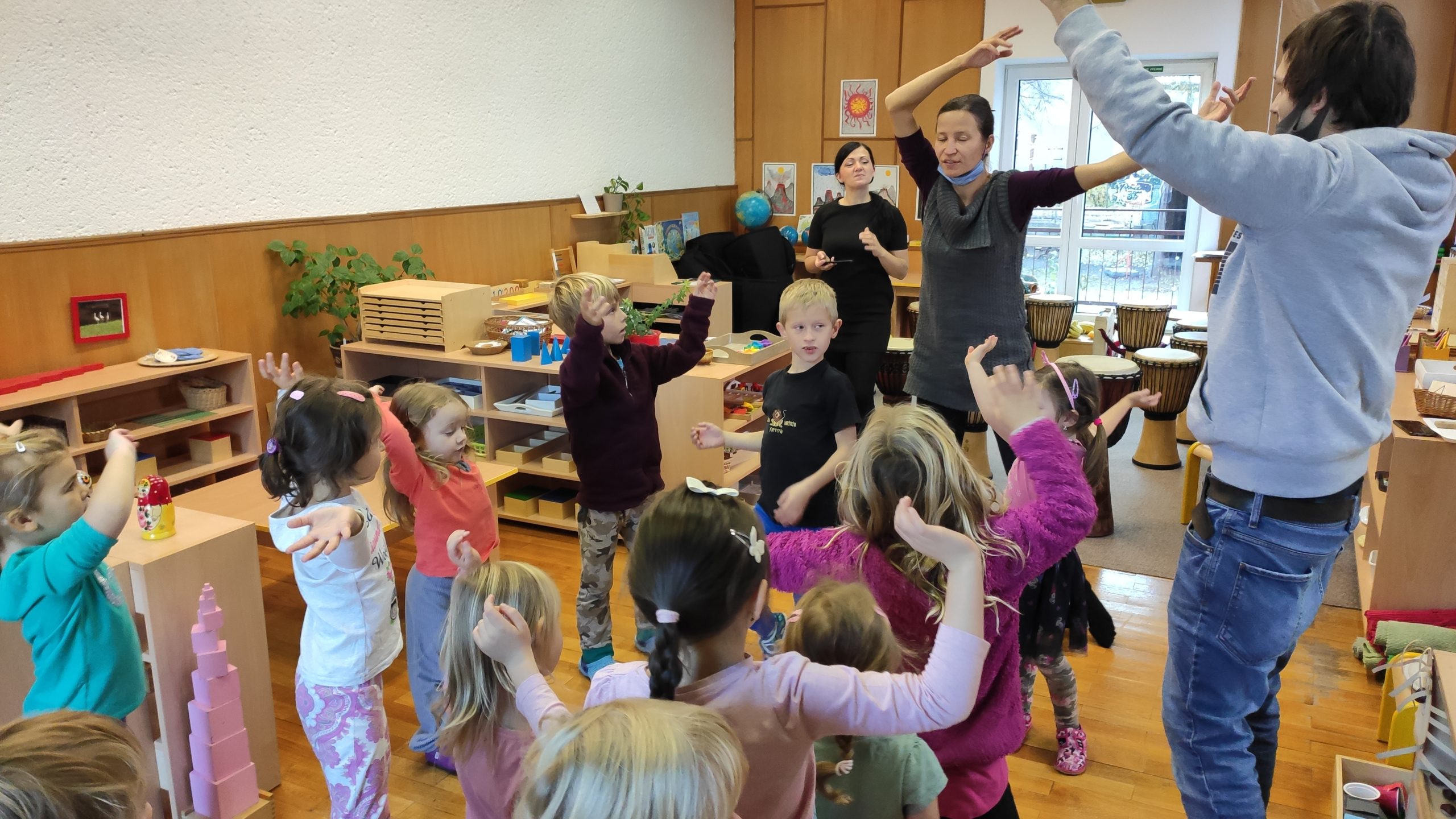 Dzieci tańczą naśladując instruktorkę